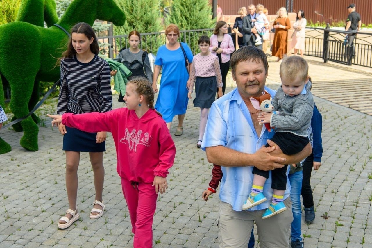 Калужские семьи усыновили 25 детей-сирот с Донбасса