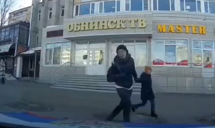 Калужанке, плюнувшей на флаг России, дали полгода ограничения свободы
