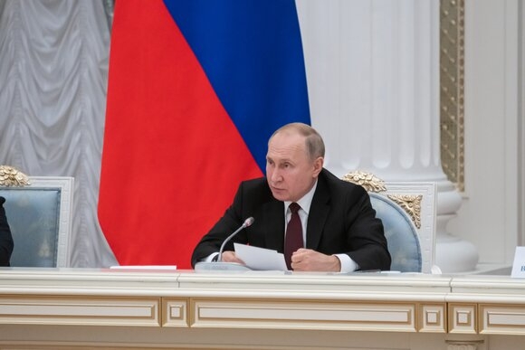 Путин подписал закон о лишении свободы на 10 лет за добровольную сдачу в плен 