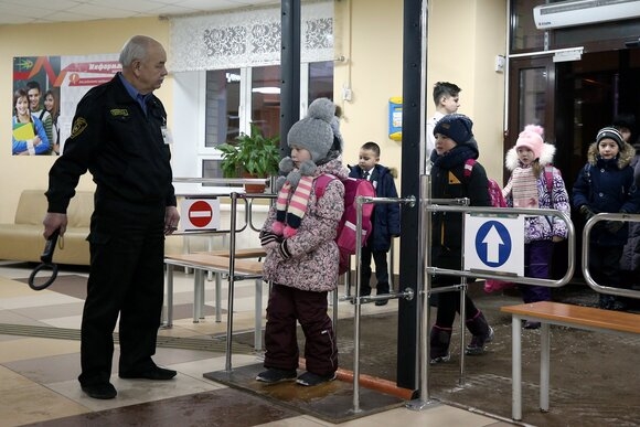 В калужских школах усилят меры безопасности после трагедии в Ижевске