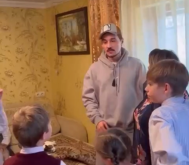 Калужская семья, усыновившая 6 детей с Донбасса, получила фургон подарков от Димы Билана