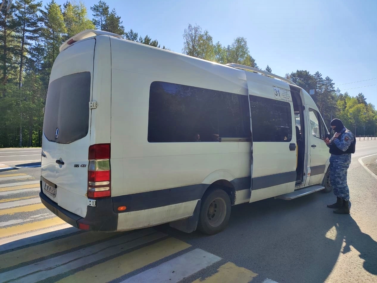 В Калуге судебные приставы арестовали маршрутку, которая везла пассажиров в Анненки