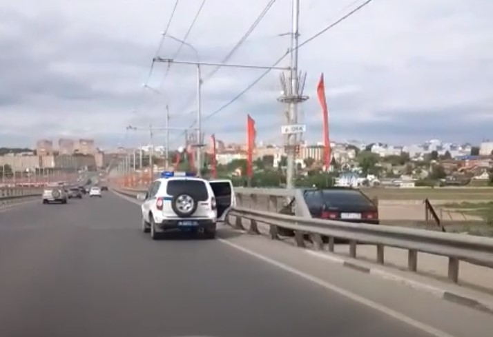 Заехавший на пешеходную дорожку Гагаринского моста, оказался угонщиком