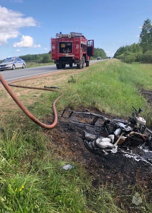Мотоцикл "BMW" сгорел после столкновения с малолитражкой