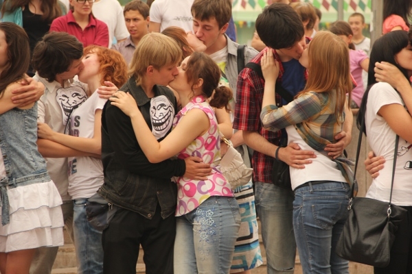 Калужан приглашают принять участие в массовых поцелуях на Театральной 