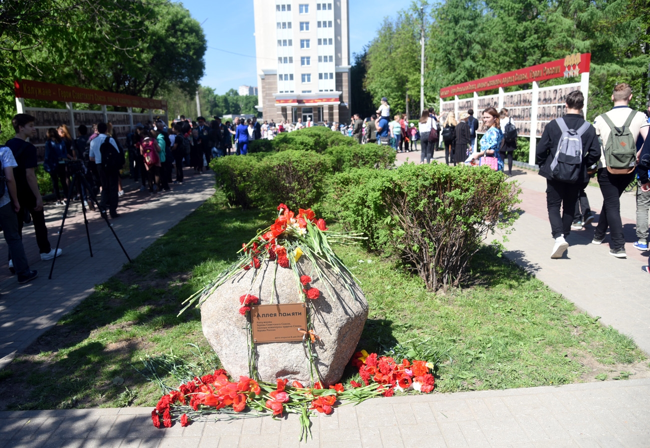 В Калуге посадили сталинградский тополь и открыли мемориальную аллею героям