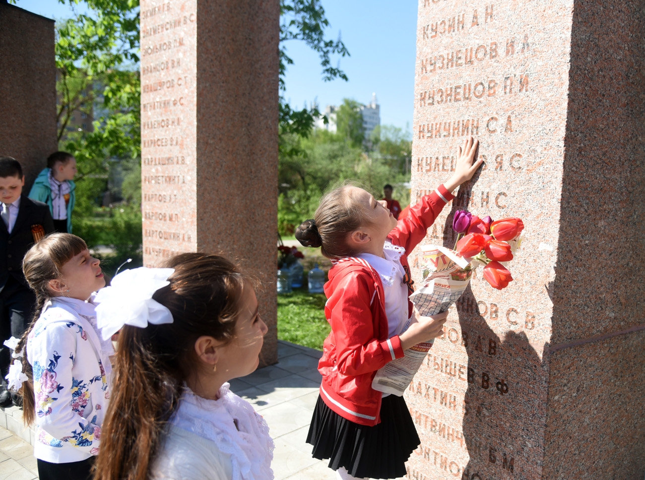 В Калуге посадили сталинградский тополь и открыли мемориальную аллею героям