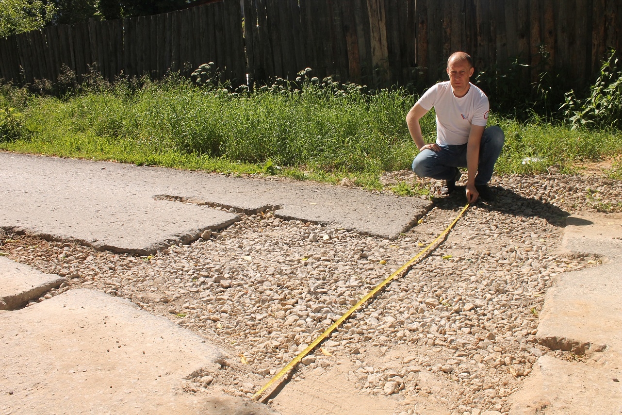 Трещины 40-сантиметровой глубины зафиксировали на отремонтированной дороге