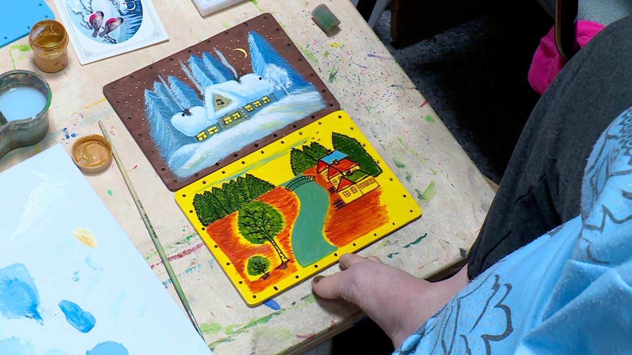 Калужская художница-инвалид рисует ногами