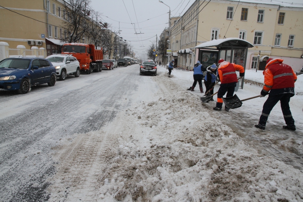 Дедов Морозов и Снегурочек отправили на уборку калужских улиц