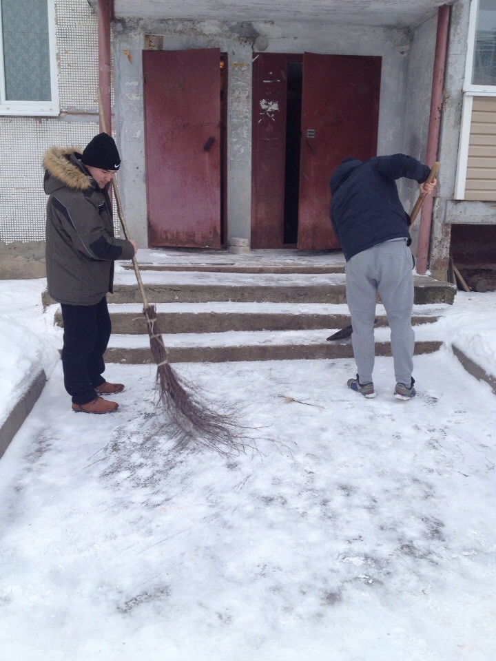 Калужане вышли на борьбу с последствиями снегопада с лопатами в руках