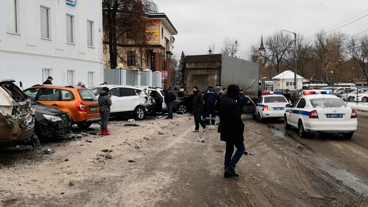 Грузовик протаранил 10 автомобилей в центре Калуги