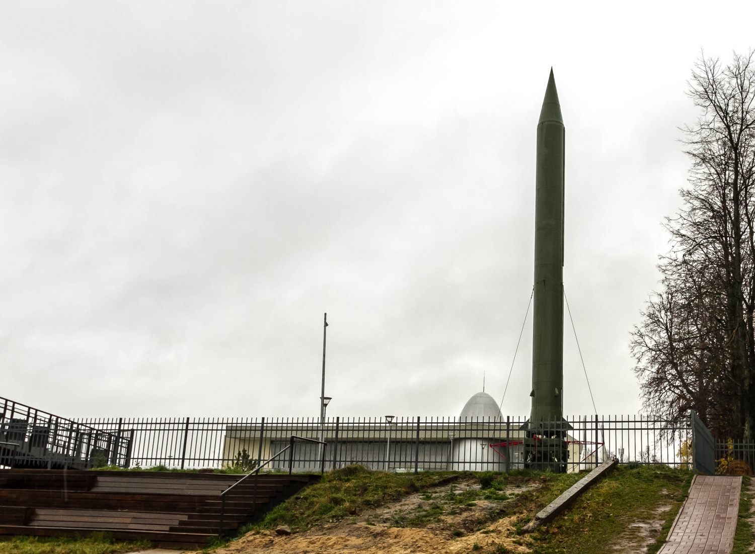 Ракету у Музея Космонавтики перенесли на другое место