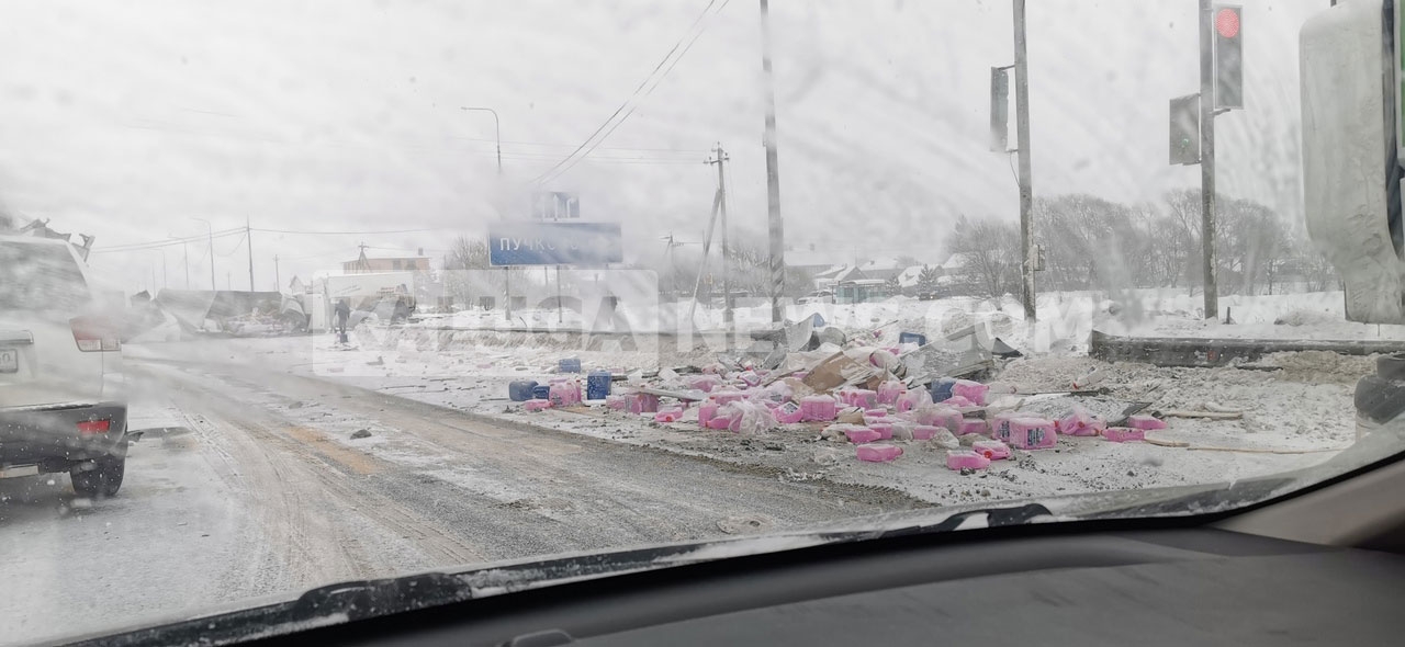 Грузовик перевернулся на Окружной дороге в Пучково