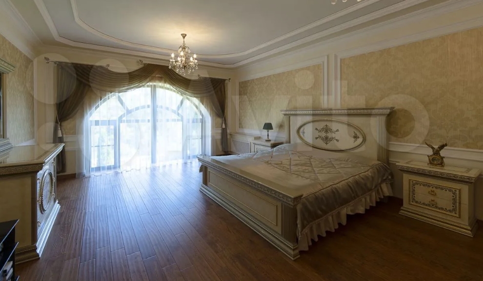 В Калужской области выставлен на продажу "по-королевски роскошный" особняк за 250 миллионов