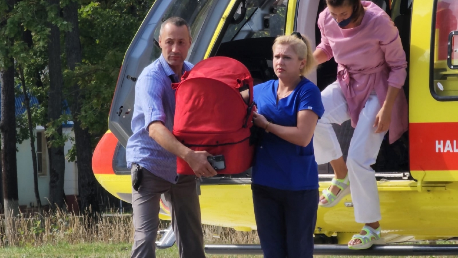 Недоношенного малыша из Курска доставили вертолетом санавиации в Калугу